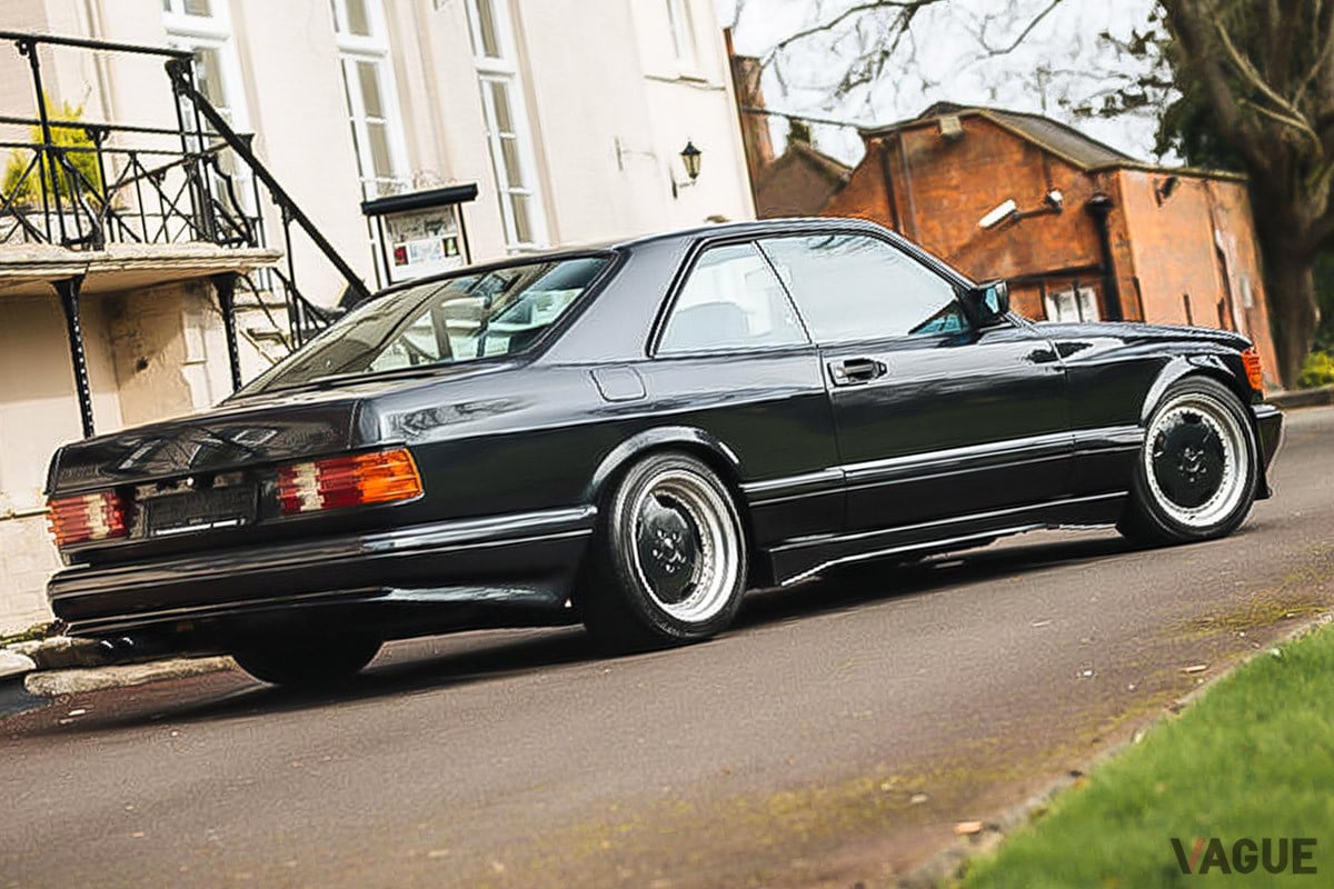 ワイドボディとローダウンされた車高が絶妙なメルセデス・ベンツ「560SEC AMG 6.0 ワイドボディ」（C）Bonhams 2001-2021