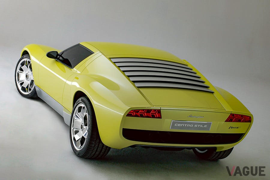 縦置きされたエンジンもV12なのか、それともガヤルドに由来するV10なのか、議論が巻き起こった