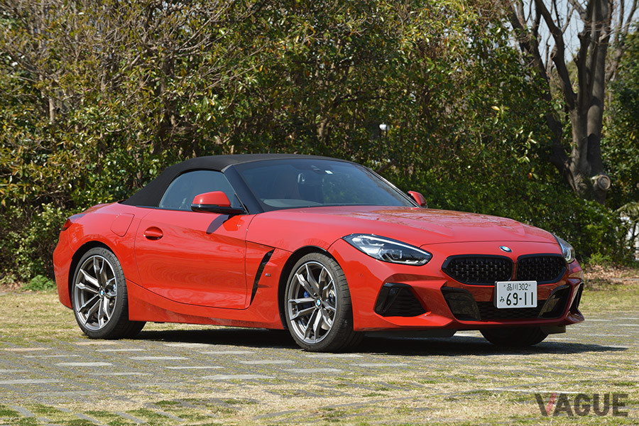 Z4はソフトトップを持つ2シーターオープンモデル。開閉は電動で10秒。50km／h以下ならば走行中も開閉可能だ