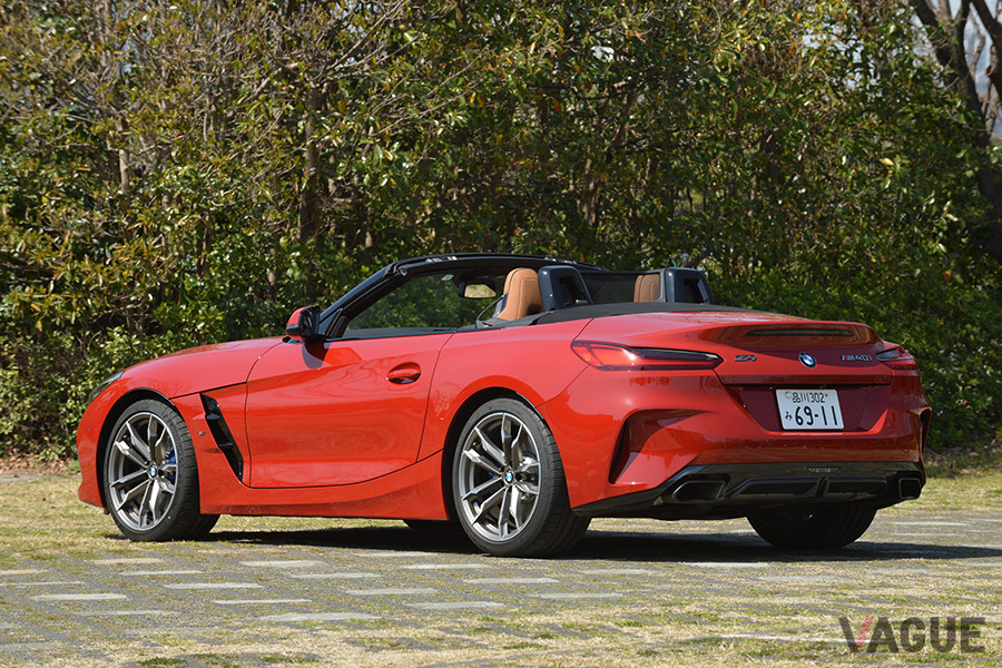 Z4はソフトトップを持つ2シーターオープンモデル。開閉は電動で10秒。50km／h以下ならば走行中も開閉可能だ