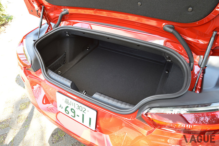 Z4の荷室。285リッター