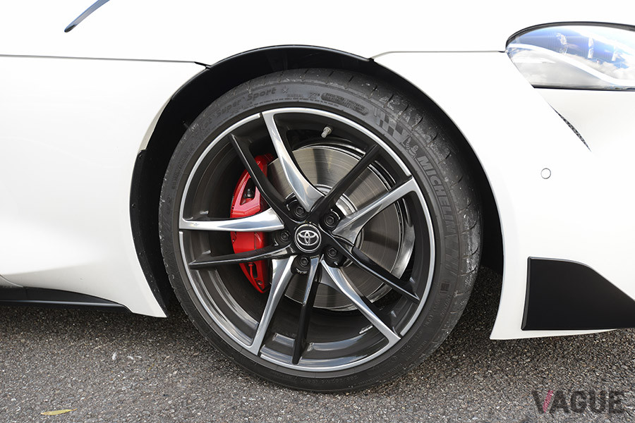 スープラRZのタイヤは前255／35R19、後275／35R19サイズのミシュラン・パイロットスーパースポーツ。BMW承認タイヤの「★」マーク付きなのが面白い