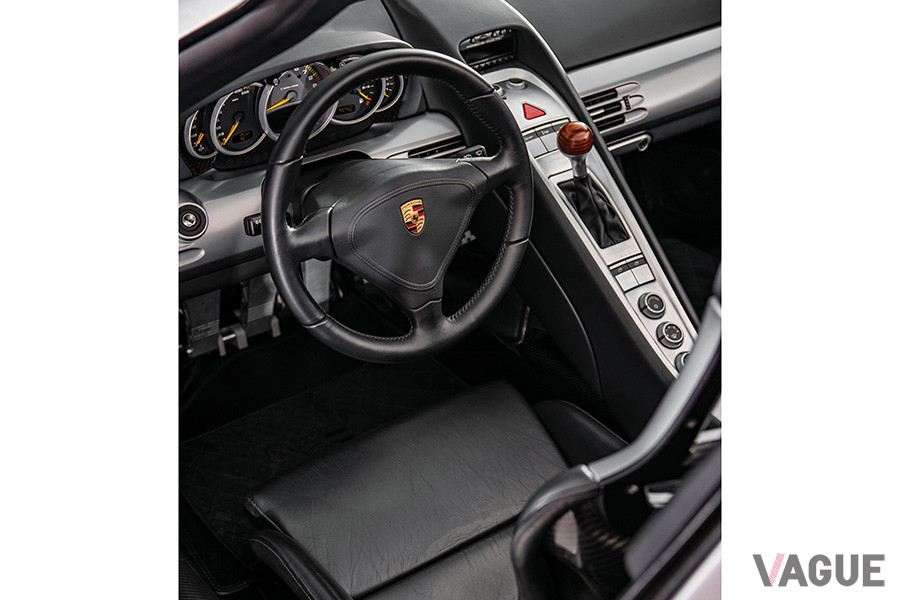 独特なセンターコンソールの造形は、カレラGTでは大きな特徴となっている（C）2020 Courtesy of RM Sotheby's