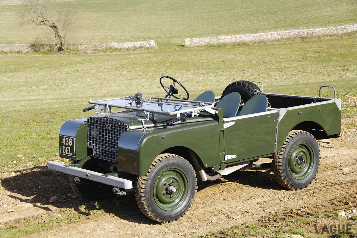1948年に登場したシリーズI。米軍のジープを参考に作られたこのクルマは、もともとはローバーの1モデルとして設計された。しかし当時の車メーカー国営化に伴い、新たにランドローバーというブランドで販売された（C）ジャガー・ランドローバー