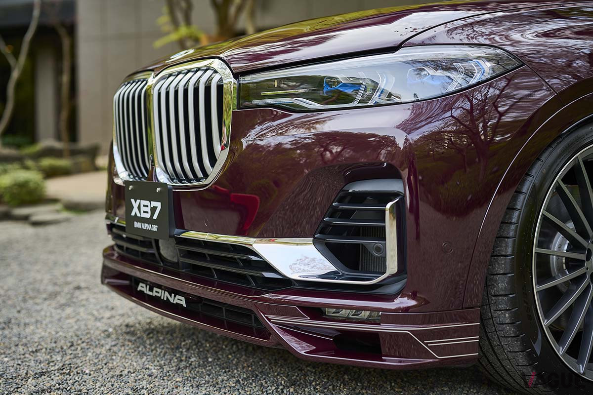 大型のエアインテークと立体的な「ALPINA」のロゴで構成されるフロントのエプロン