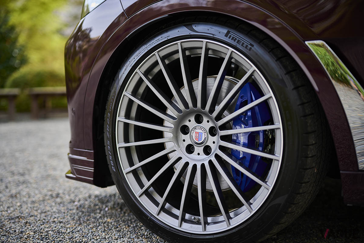 前後のタイヤとホイールは、ついに23インチ径にまで拡大