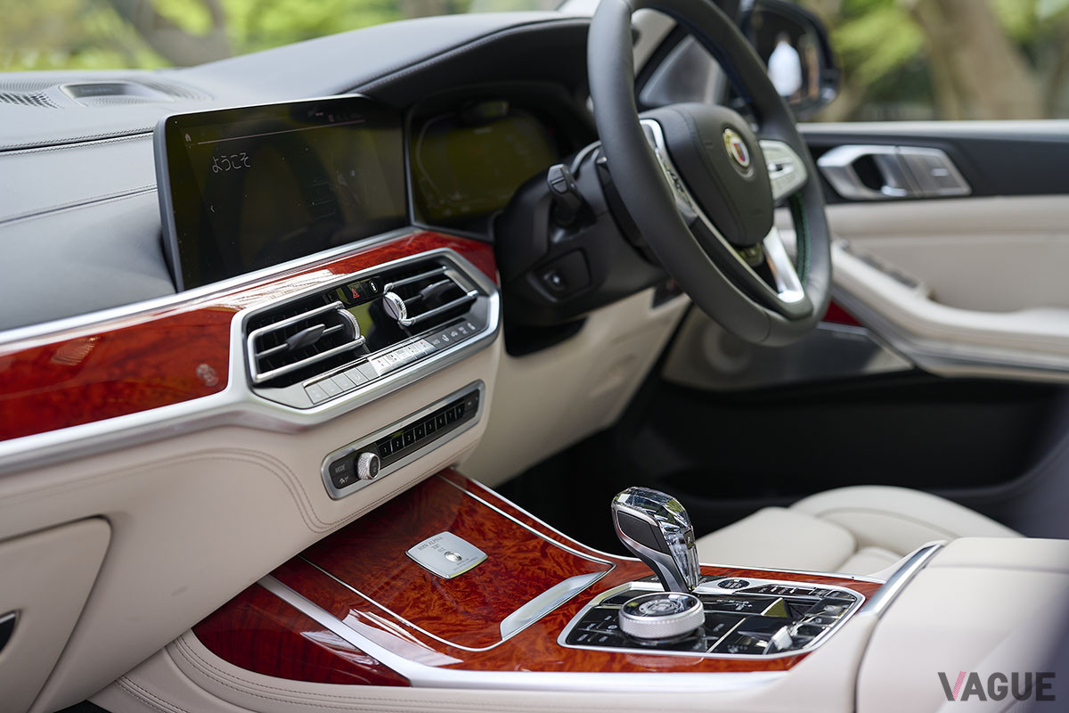 アルピナらしい、艶やかなインテリア