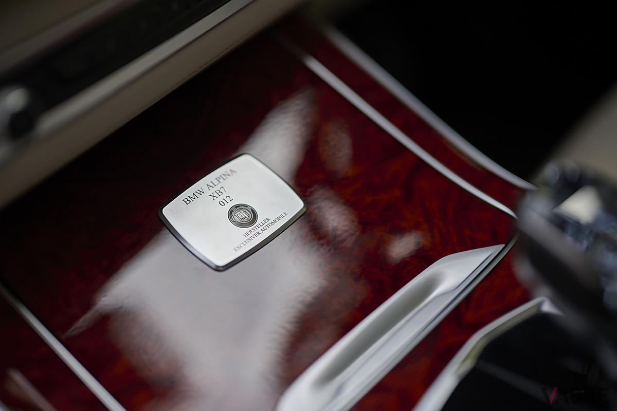 センターコンソールにアルピナのプレートがセットされる