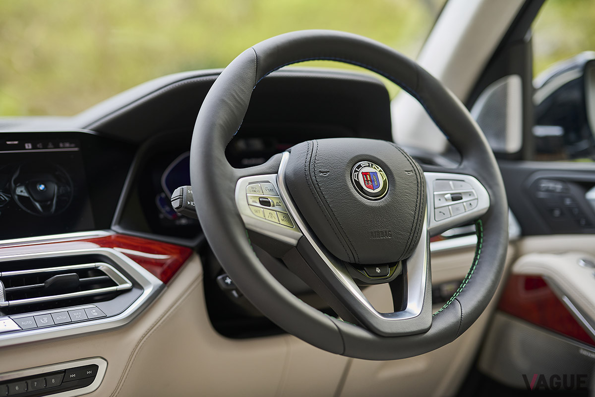 ステアリングホイールにはアルピナのエンブレムが装着される