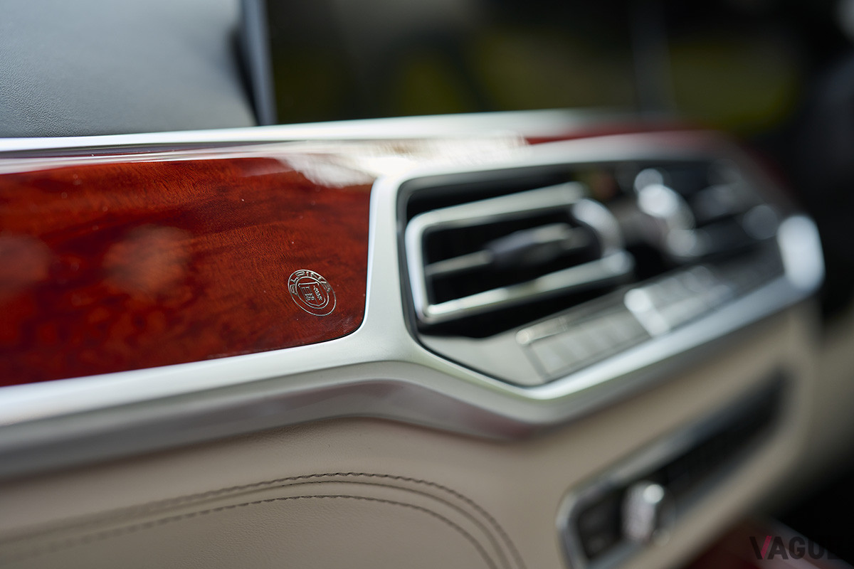 インテリアのウッドにはアルピナの紋章が刻印される