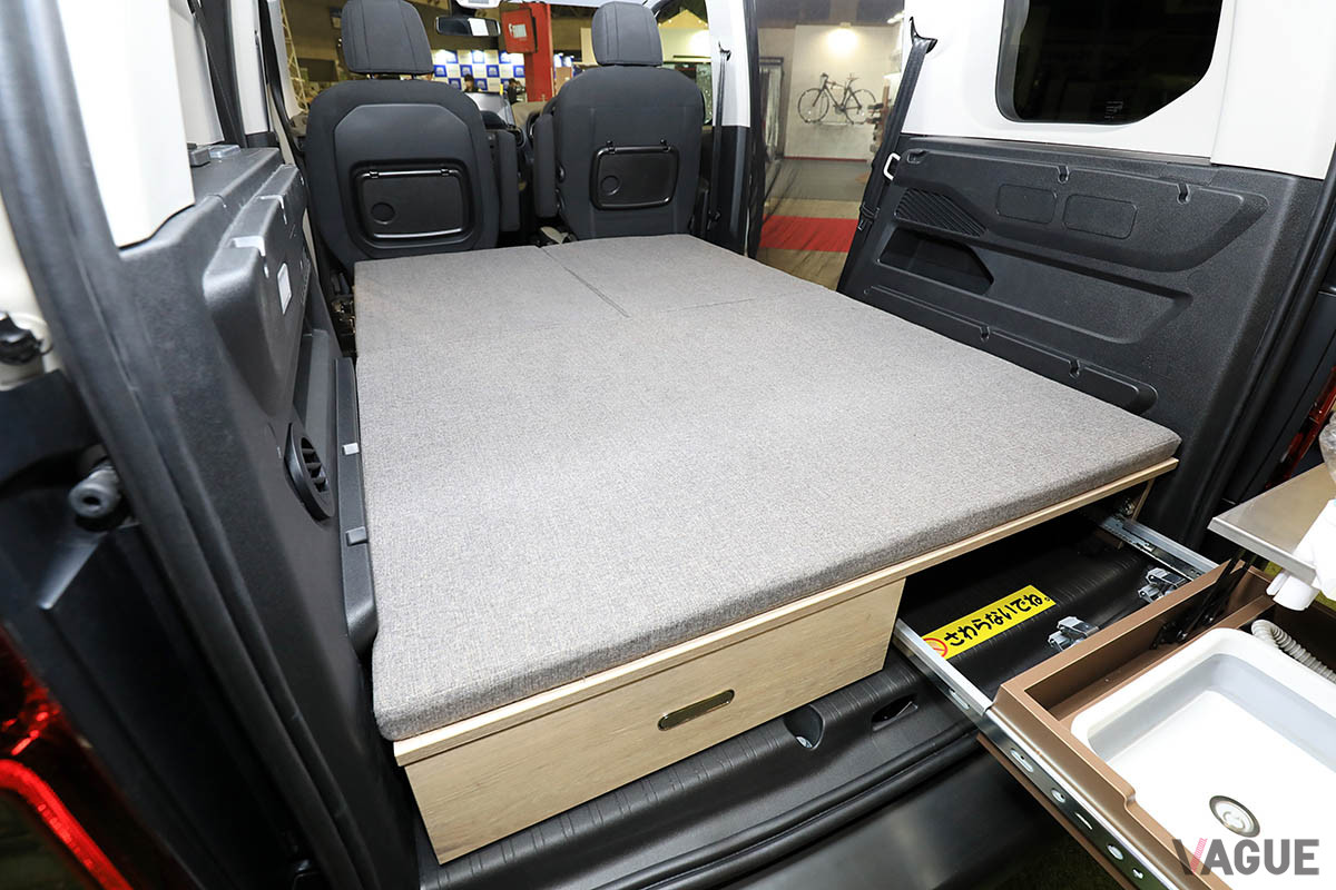 シートを畳んでベッド展開すれば車中泊も快適