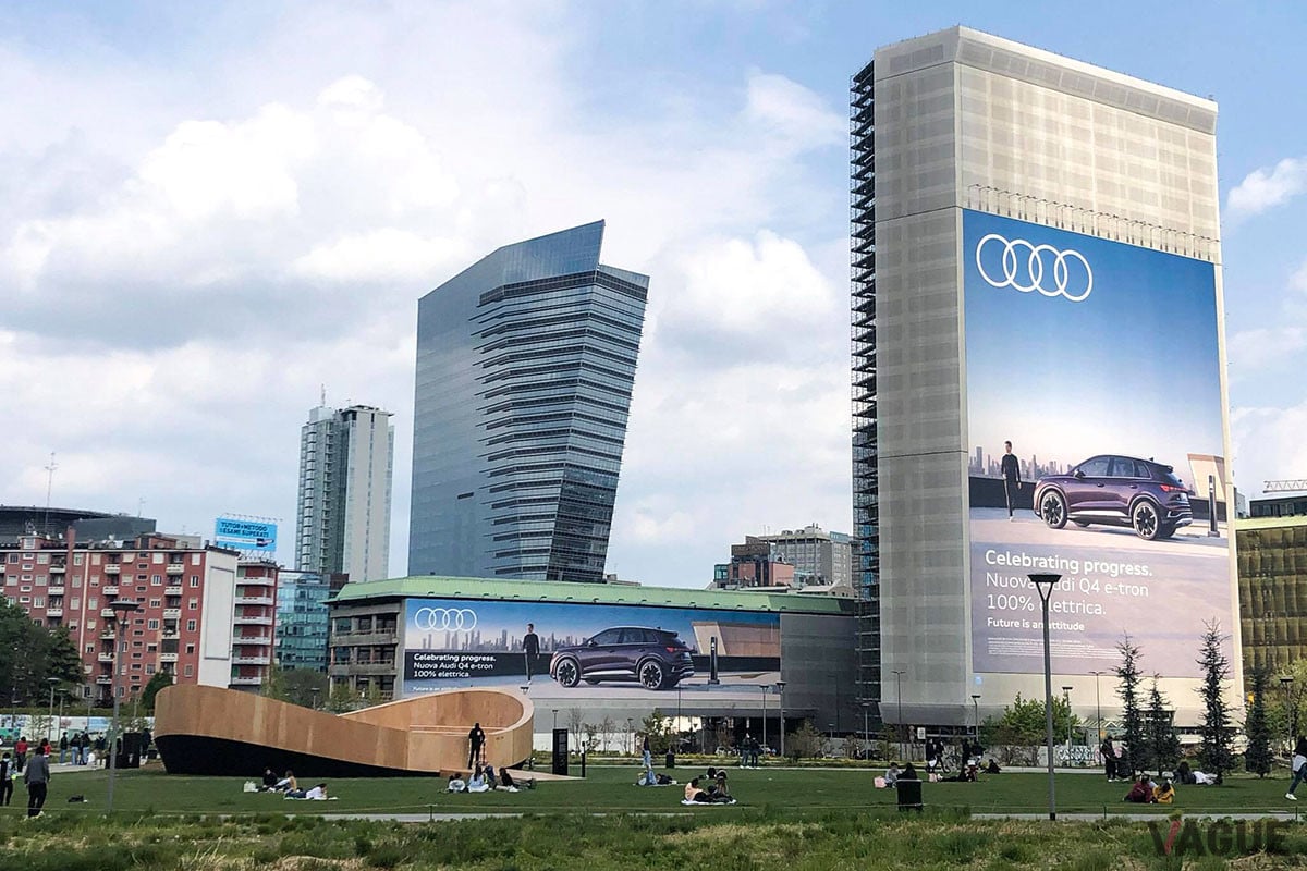 Porta Nuova 地区の建物には、アウディ「Q4 e-toron」の巨大なPRが掲げられていた