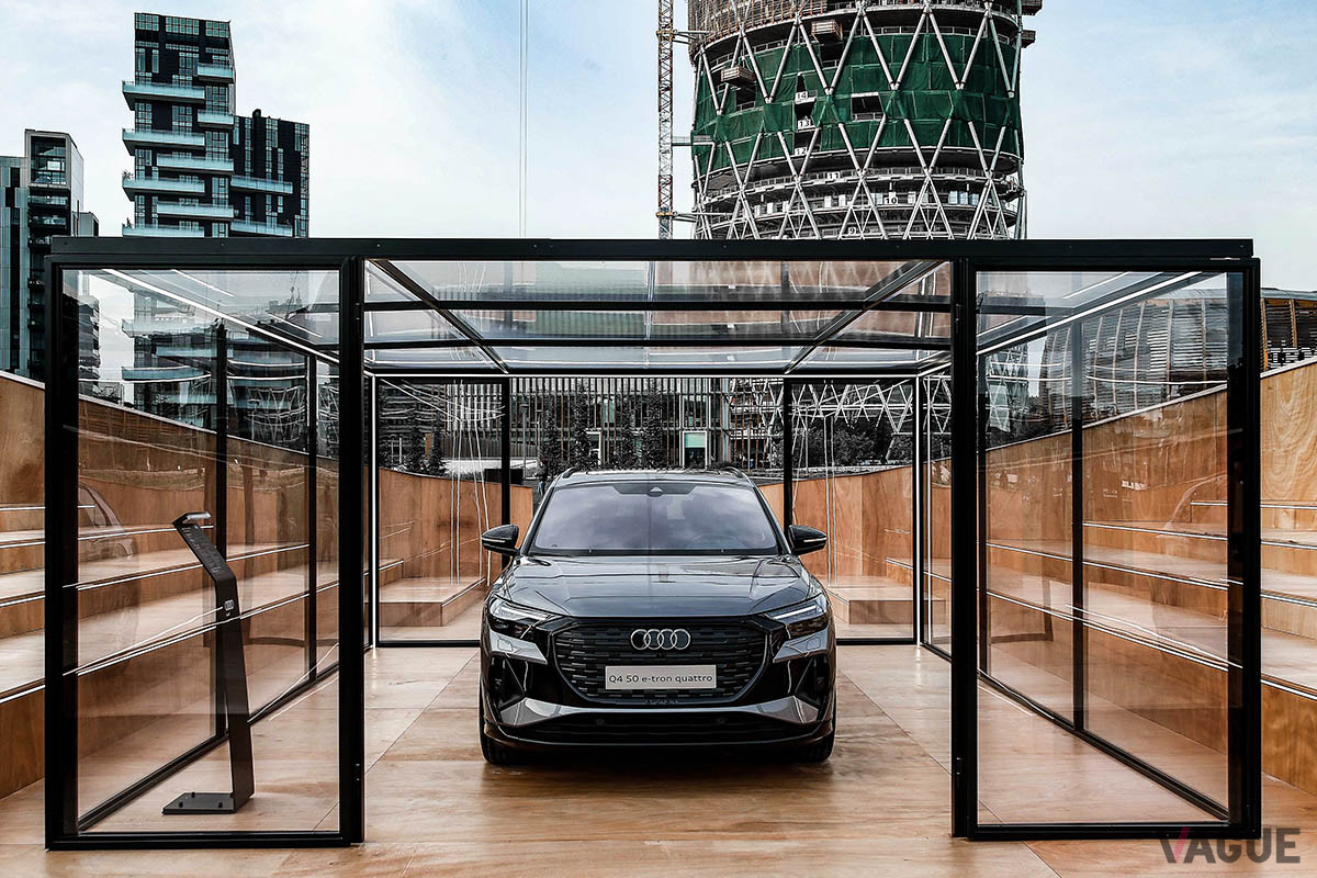 マリオ・クチネッラのプロジェクトによるインスタレーションに、アウディ「Q4 50 e−tronクワトロ」を展示