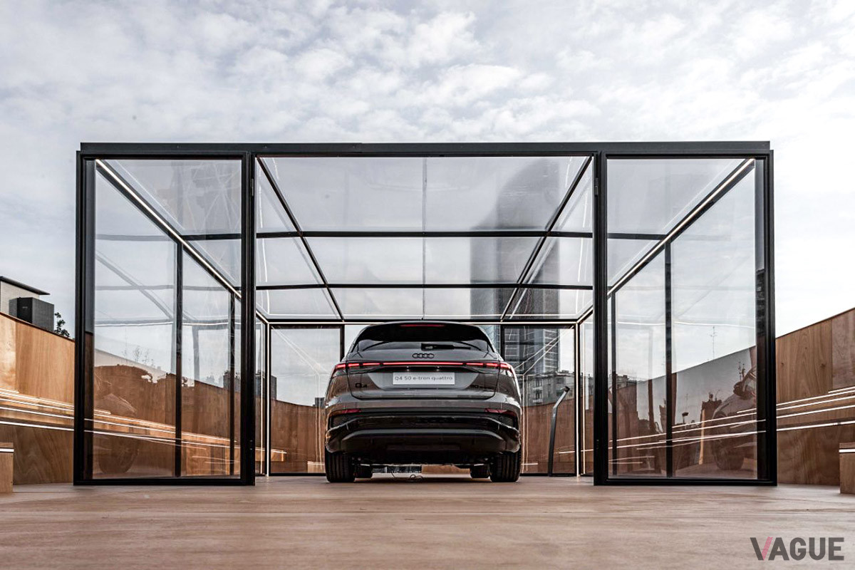 マリオ・クチネッラのプロジェクトによるインスタレーションに、アウディ「Q4 50 e−tronクワトロ」を展示