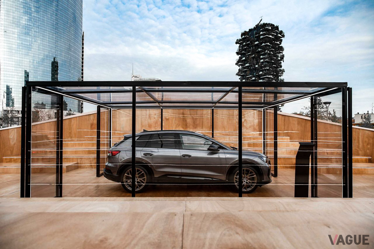 マリオ・クチネッラのプロジェクトによるインスタレーションに、アウディ「Q4 50 e−tronクワトロ」を展示