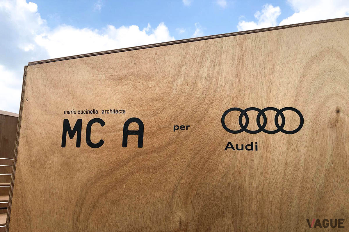 マリオ・クチネッラのプロジェクトによるインスタレーションに、アウディ「Q4 50 e−tronクワトロ」を展示