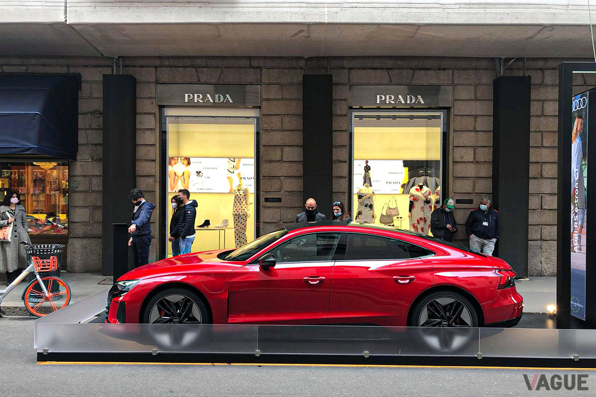 モンテナポレオーネ通りに展示されたアウディ「RS e−tron GT」は注目を浴びていた