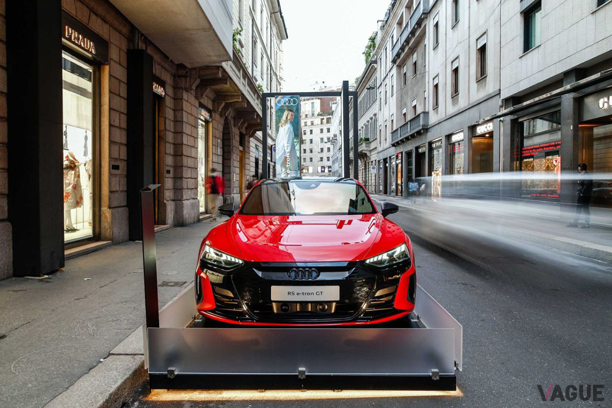 モンテナポレオーネ通りに展示されたアウディ「RS e−tron GT」は注目を浴びていた
