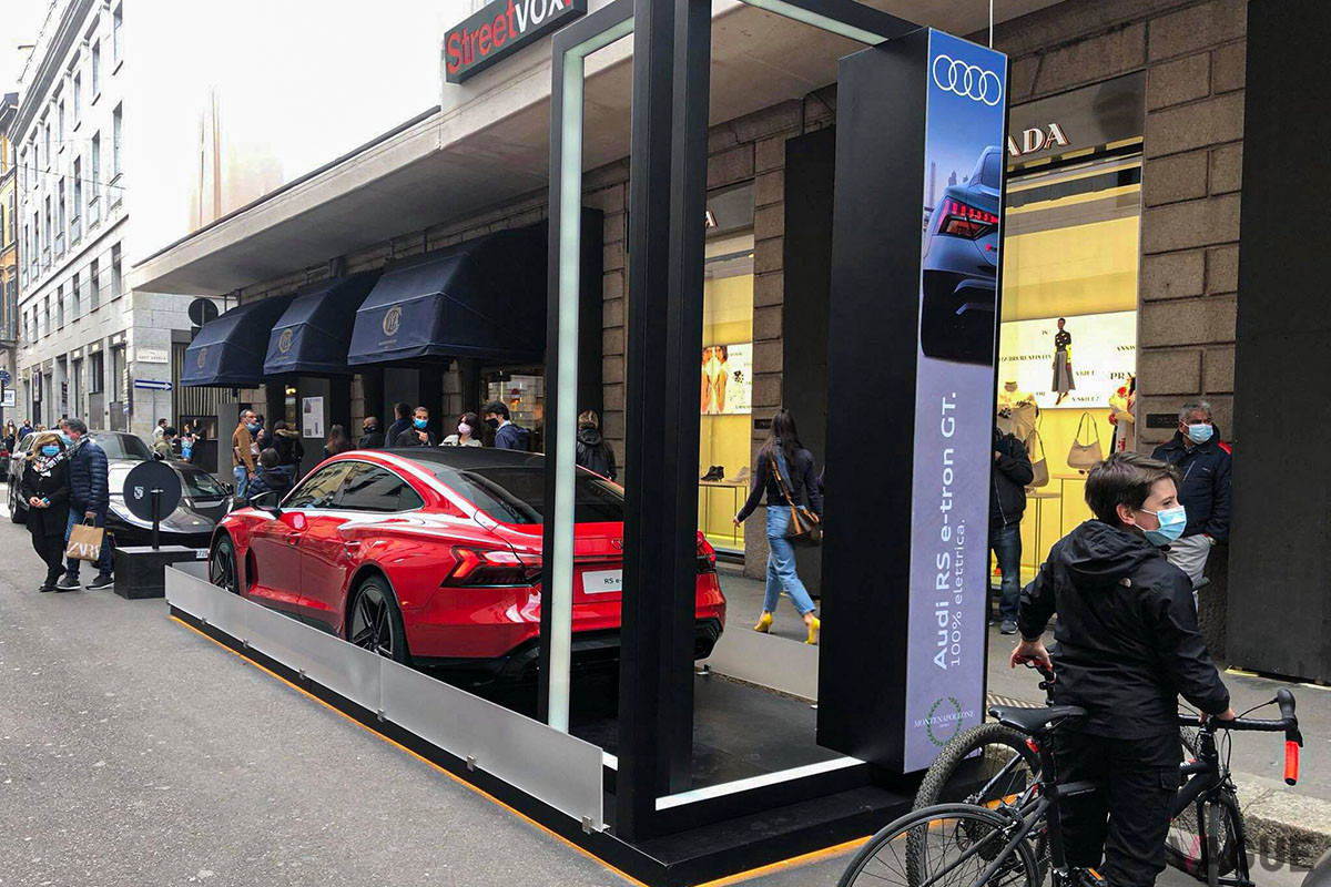 モンテナポレオーネ通りに展示されたアウディ「RS e−tron GT」は注目を浴びていた