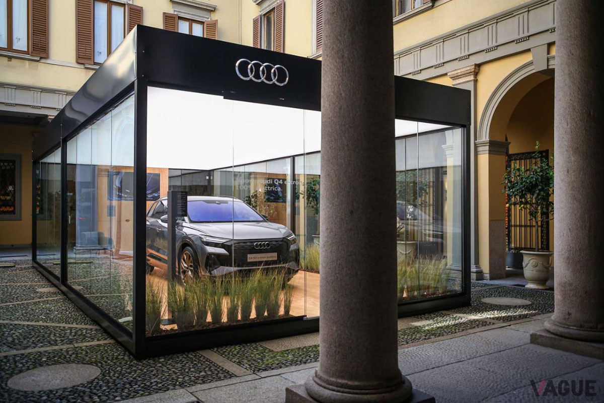 ミラノの高級ブティック街、モンテナポレオーネ通り18番に展示されたアウディ「Q4 50 e−tron クワトロ」