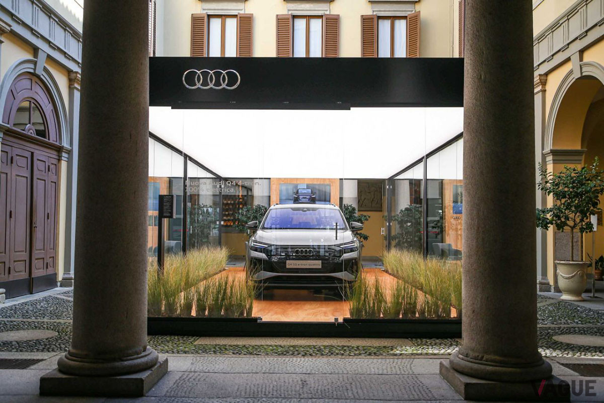 ミラノの高級ブティック街、モンテナポレオーネ通り18番に展示されたアウディ「Q4 50 e−tron クワトロ」