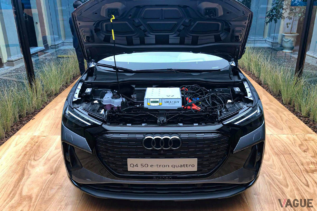 ミラノの高級ブティック街、モンテナポレオーネ通り18番に展示されたアウディ「Q4 50 e−tron クワトロ」