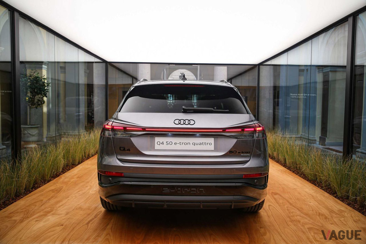 ミラノの高級ブティック街、モンテナポレオーネ通り18番に展示されたアウディ「Q4 50 e−tron クワトロ」