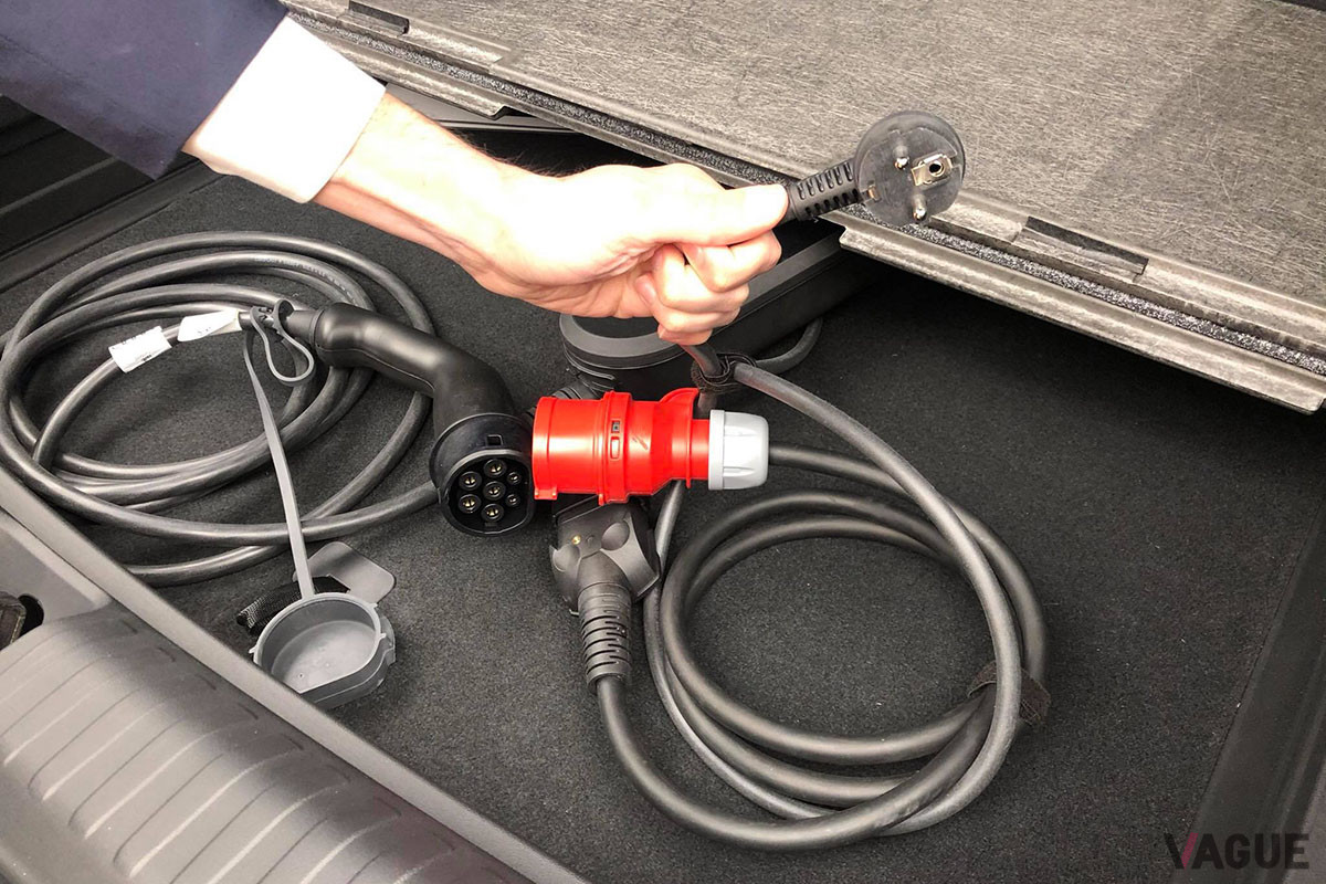 ラゲッジルームのフロア下に給電用のケーブルが収まっていた