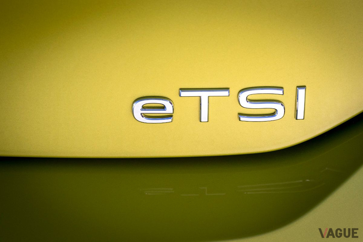 VW新型「ゴルフ」のeTSIエンブレム