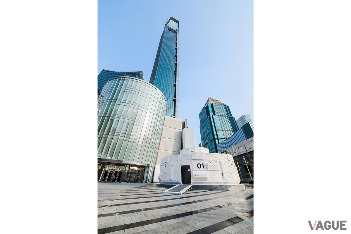 上海のハイブランドストリートに突如現れた「スペースカプセル」