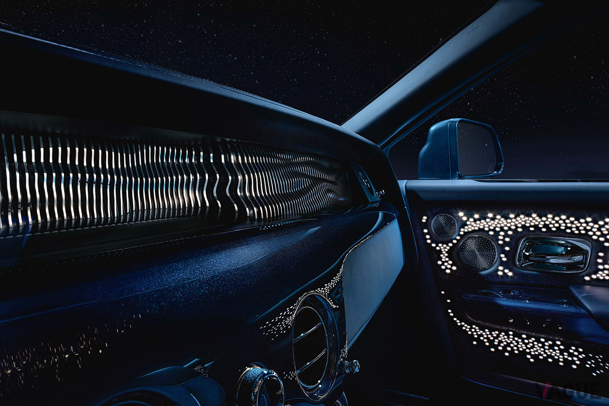 ダッシュボードは、パルサー（短周期で電波を放射する電波天体）にインスパイアされたというアルミニウムの彫刻「Frozen Flow of Time」で設えられ、「スターライト」は4枚のドア側にまで展開