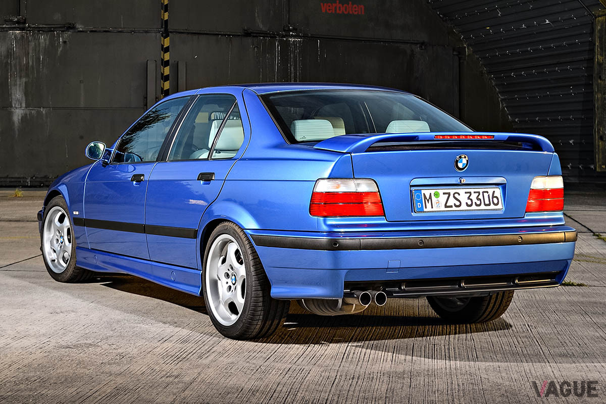 E36型 M3。2ドアモデル以外にも写真の4ドアセダンもラインナップされていた。また本国ではカブリオレモデルも販売されていた（C）BMW AG