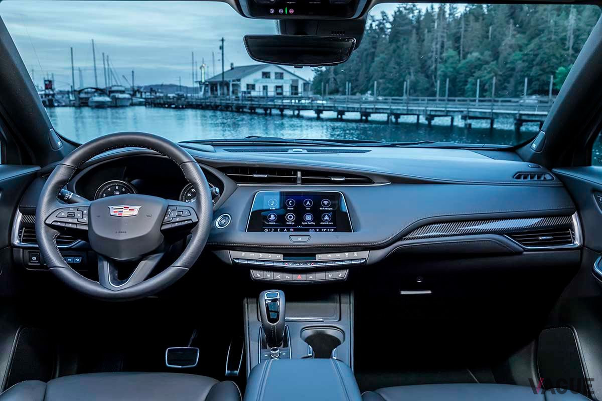 コンパクトSUV「キャデラックXT4」のインパネ