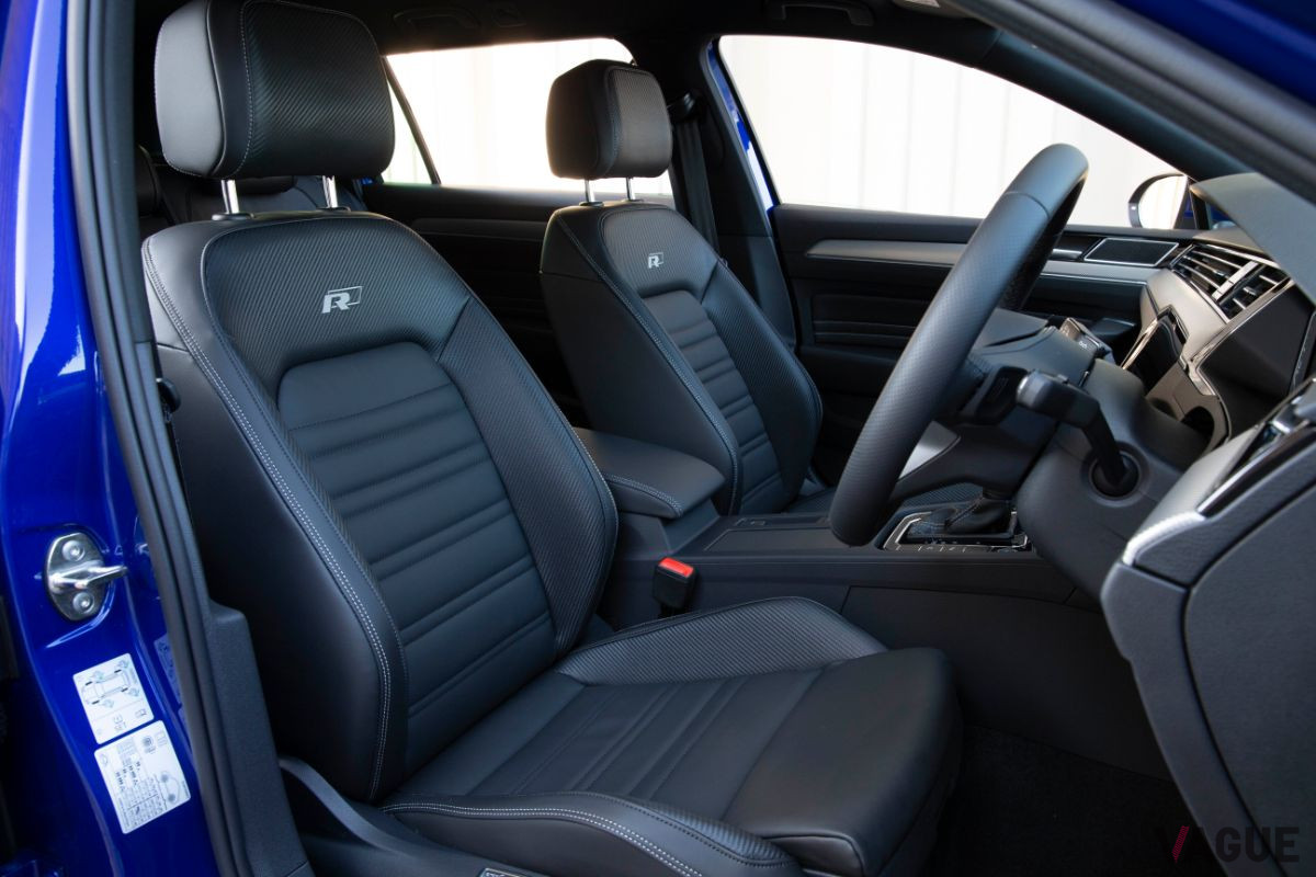 VW改良新型「パサートヴァリアント」のフロントシート。グレードはヴァリアントのみに設定のRライン
