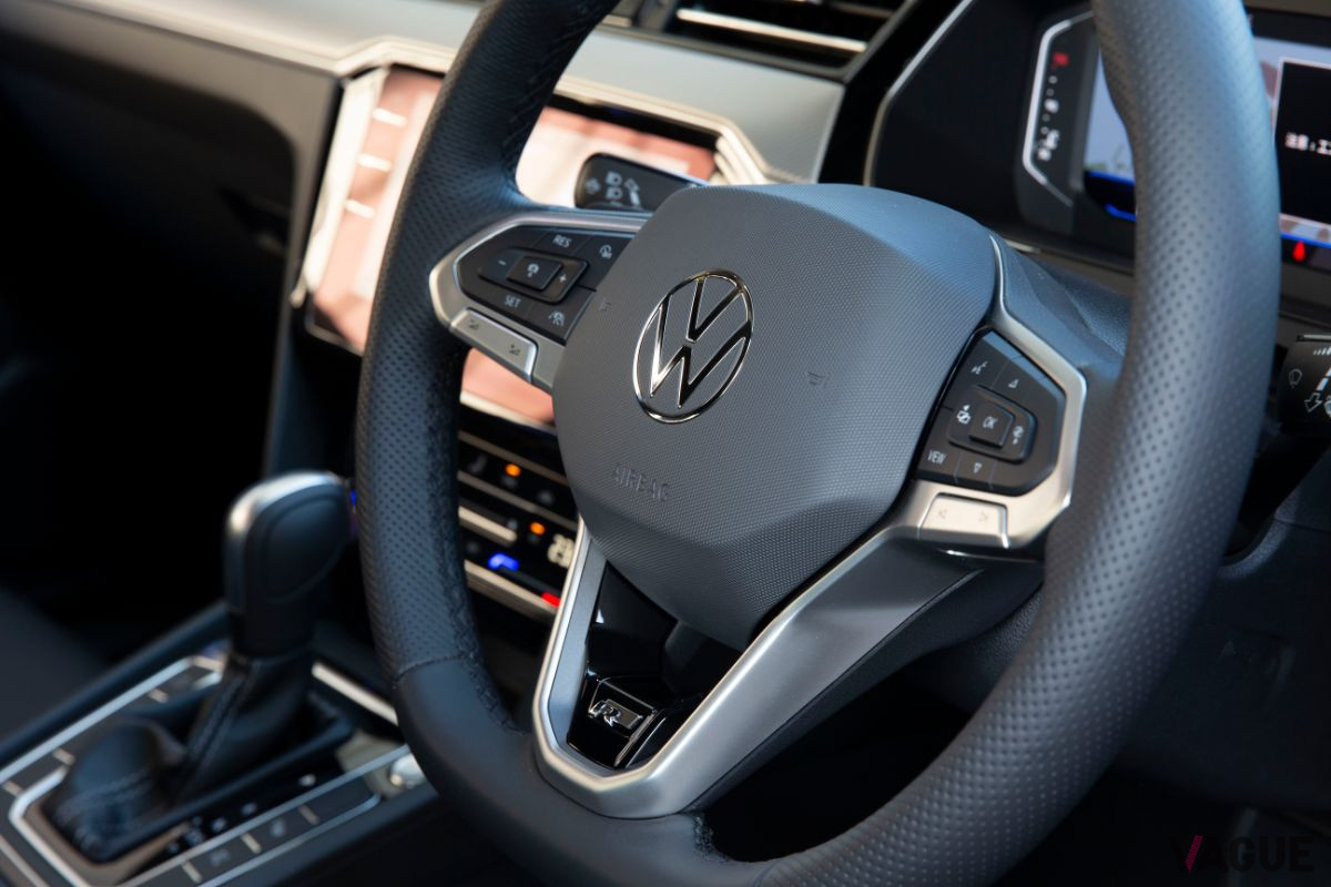 VW改良新型「パサートヴァリアント Rライン」の専用ステアリングホイール