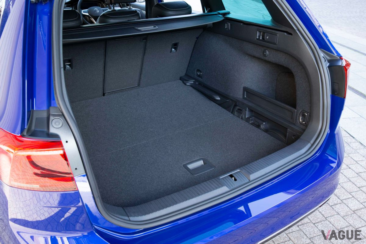 VW改良新型「パサートヴァリアント」の荷室