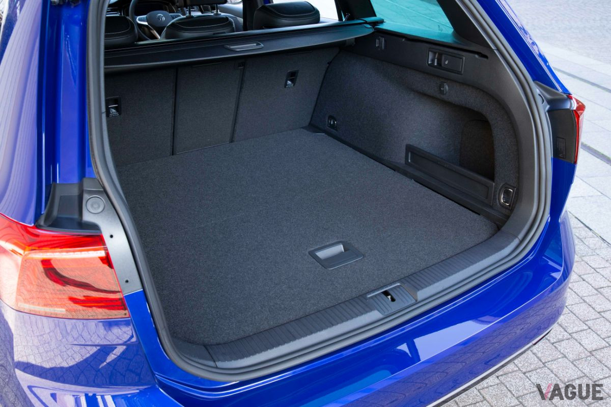 VW改良新型「パサートヴァリアント」の荷室