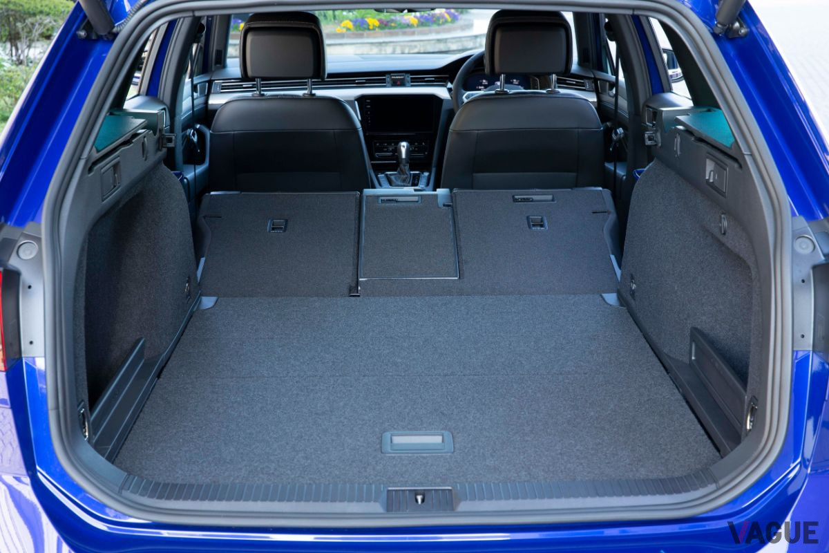 VW改良新型「パサートヴァリアント」の荷室