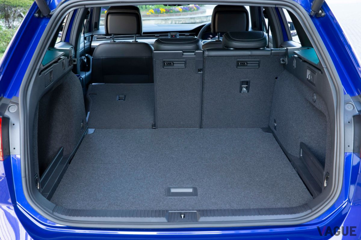 VW改良新型「パサートヴァリアント」の荷室