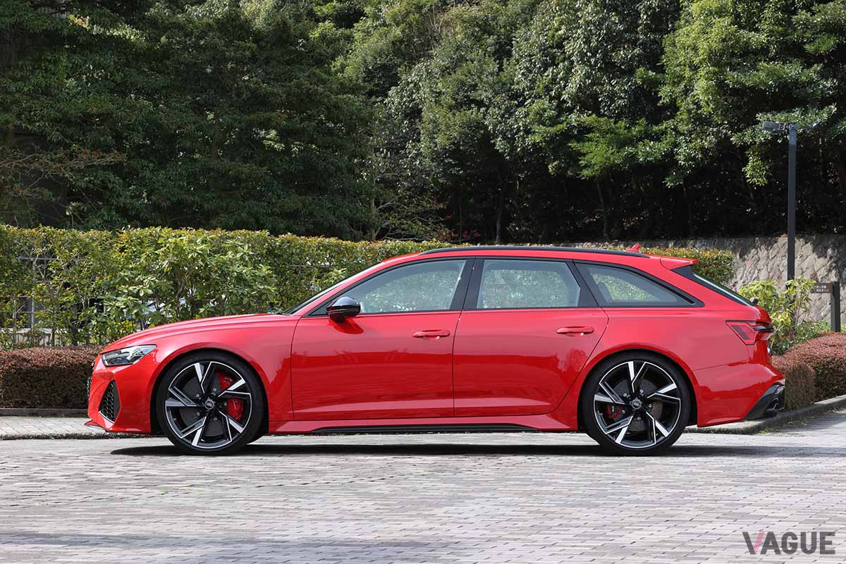 アウディ改良新型「RS6アバント」。試乗車はオプションのカーボン／グロスブラックスタイリングパッケージ（68万円）を装着