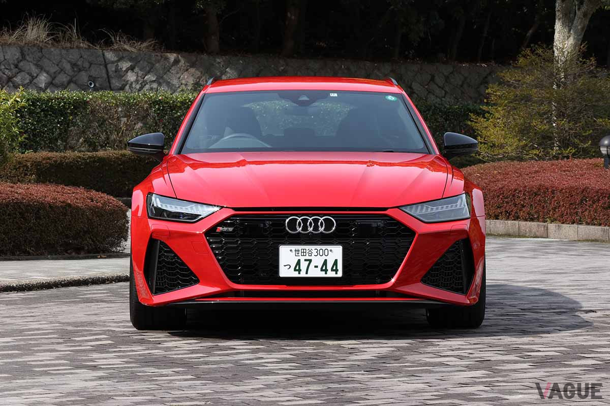 アウディ改良新型「RS6アバント」。試乗車はオプションのカーボン／グロスブラックスタイリングパッケージ（68万円）を装着