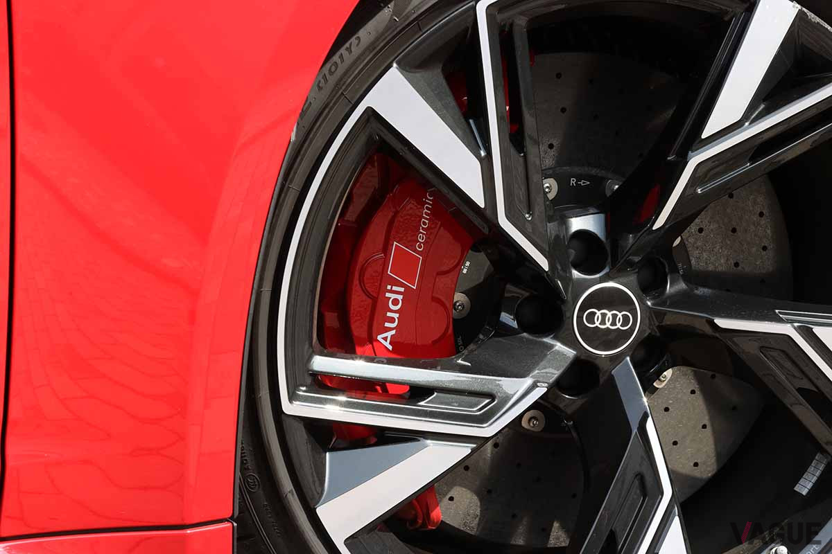 試乗車はオプションのセラミックブレーキ（130万円）を装着