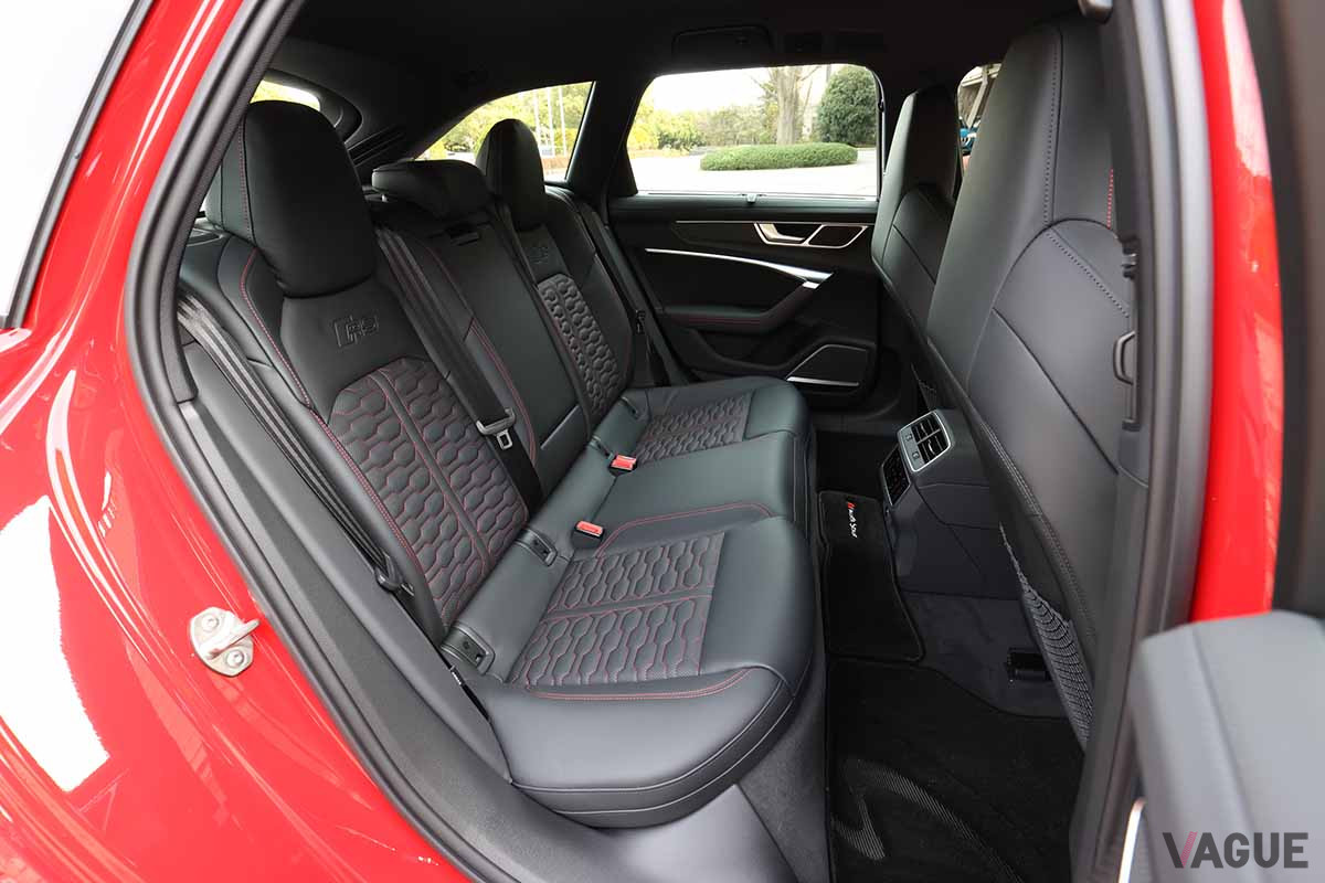 アウディ改良新型「RS6アバント」のリアシート