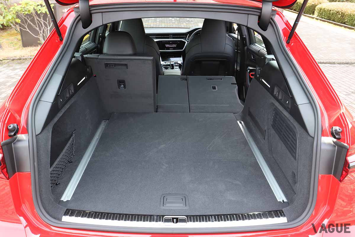 アウディ改良新型「RS6アバント」の後席は40：20：40の分割可倒式