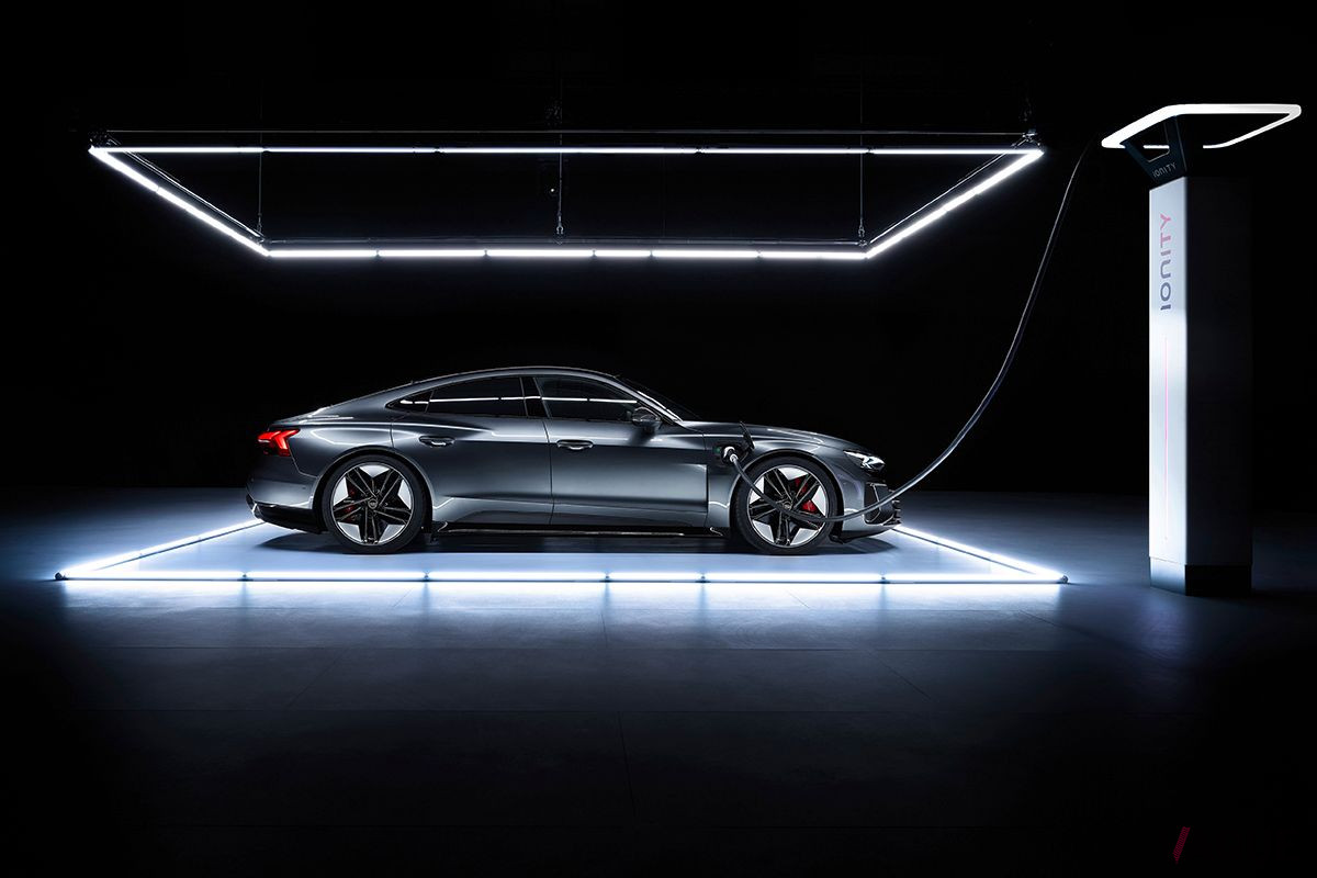 アウディ「RS e-tron GT」。満充電で500km以上走行可能だという