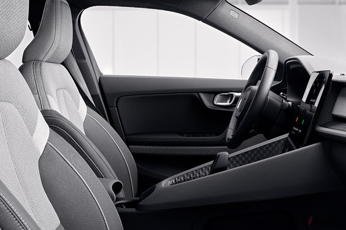 「ポールスター2」のフロントシート