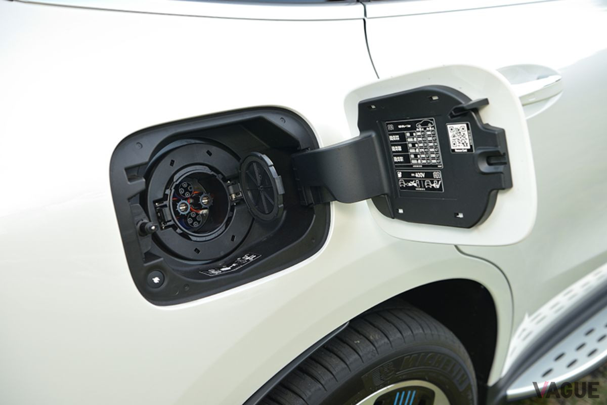 こちらは直流急速充電（CHAdeMO）用充電リッド。右リアタイヤ上の、通常なら給油口のある部分充電時間は約80分