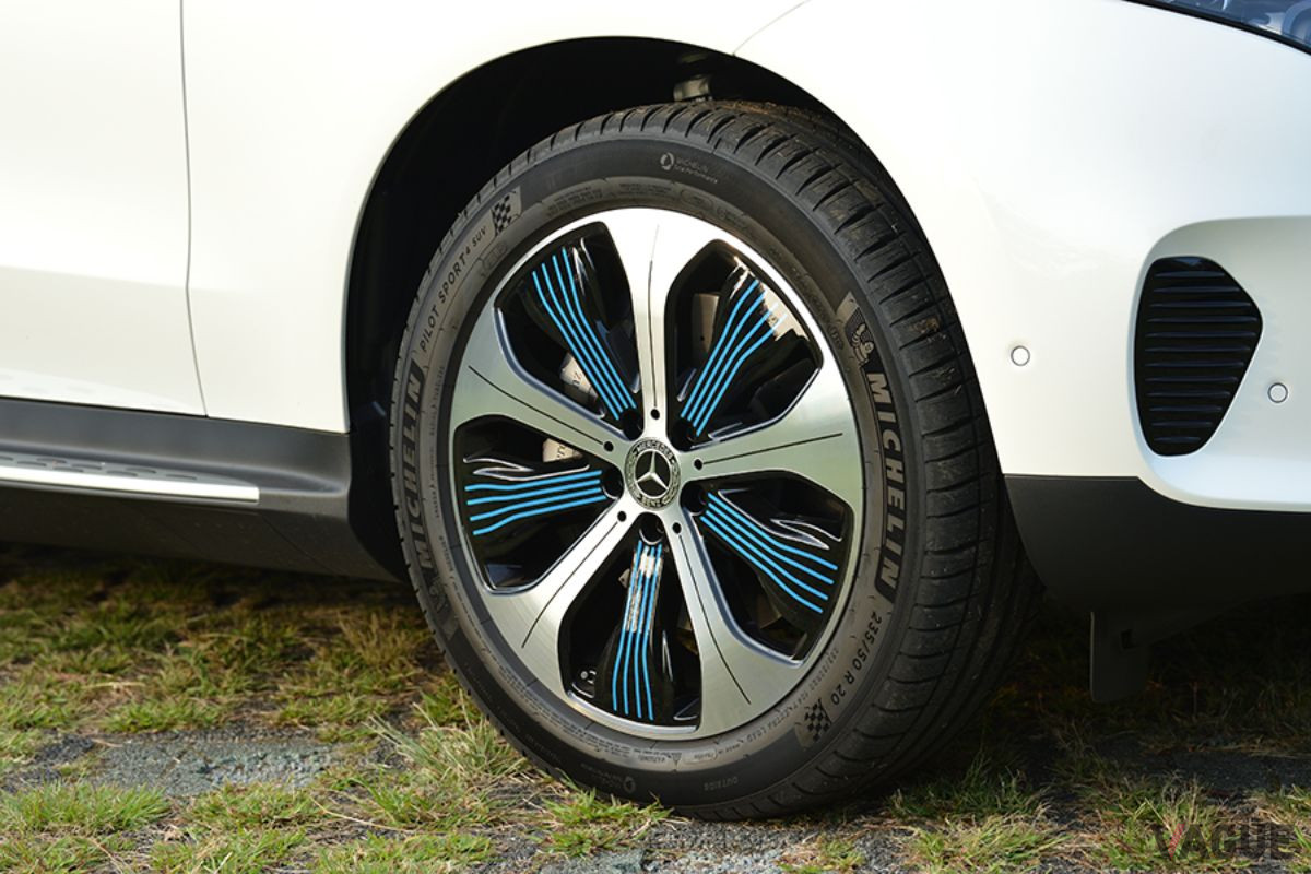 タイヤは前235/50R20、後255/45R20というサイズ