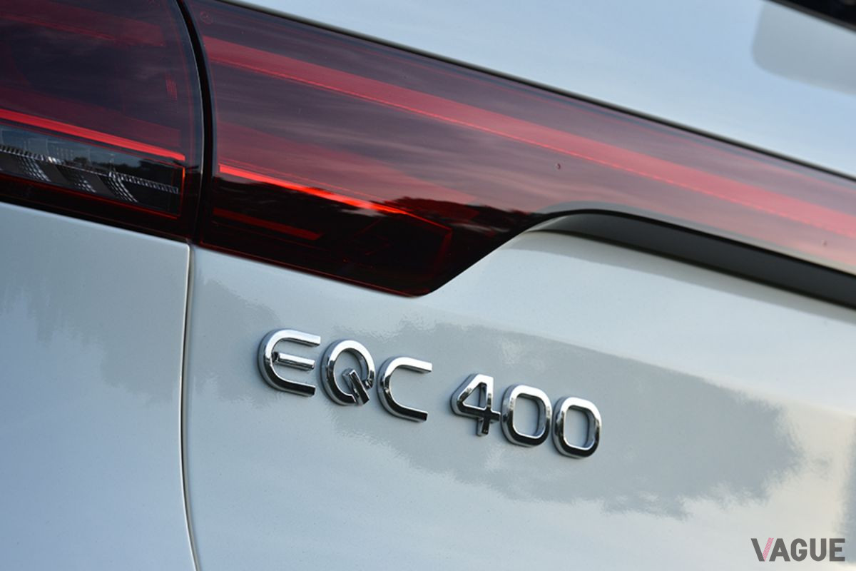 「EQC400 4MATIC」ロゴ