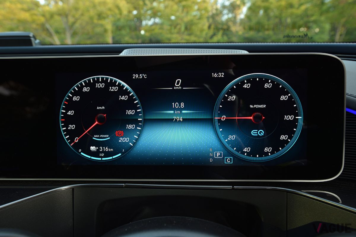 「EQC400 4MATIC」の10.25インチコックピットディスプレイ（デジタルメーター）